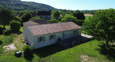 Maison de plain-pied avec 4 chambres, garages et dépendance camping-car