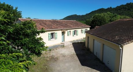 Maison de plain-pied avec 4 chambres, garages et dépendance camping-car