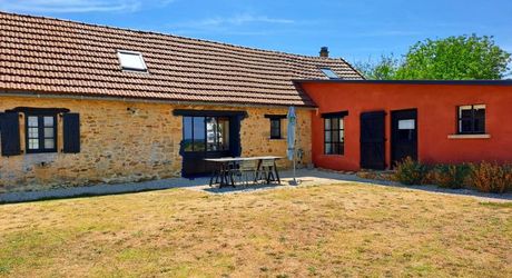 Vue, piscine et sérénité, maison avec 3 chambres, proche de Sarlat et de ses commerces pour résidence principale ou investissement locatif.