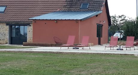 Vue, piscine et sérénité, maison avec 3 chambres, proche de Sarlat et de ses commerces pour résidence principale ou investissement locatif.