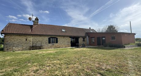 Vue, piscine et sérénité, maison avec 3 chambres, proche de Sarlat et de ses commerces pour résidence principale ou investissement locatif.