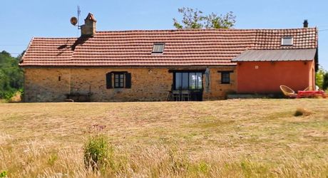 Vue, piscine et sérénité, maison avec 3 chambres, proche de Sarlat et de ses commerces pour résidence principale ou investissement locatif.