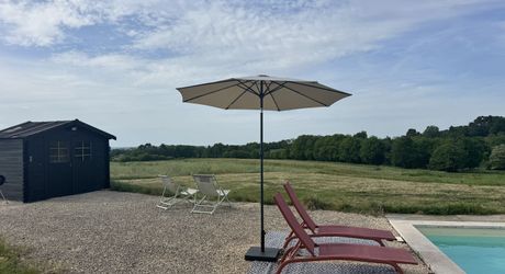 Vue, piscine et sérénité, maison avec 3 chambres, proche de Sarlat et de ses commerces pour résidence principale ou investissement locatif.