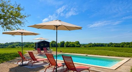 Vue, piscine et sérénité, maison avec 3 chambres, proche de Sarlat et de ses commerces pour résidence principale ou investissement locatif.