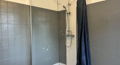 EXCLUSIVITE LABEL PIERRES Maison fonctionelle, quasi plain-pied avec 3 chambres, garage et jardin, à 5 minutes des commodités.