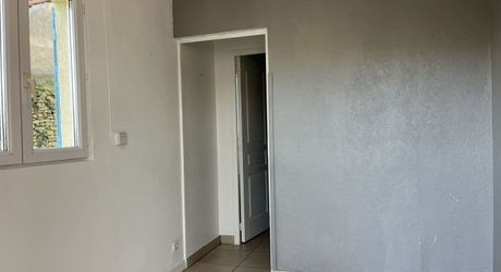 EXCLUSIVITE LABEL PIERRES Maison fonctionelle, quasi plain-pied avec 3 chambres, garage et jardin, à 5 minutes des commodités.