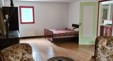 Investissement ou maison familiale dans un village du Périgord Noir avec toutes les commodités et proche de la Dordogne.