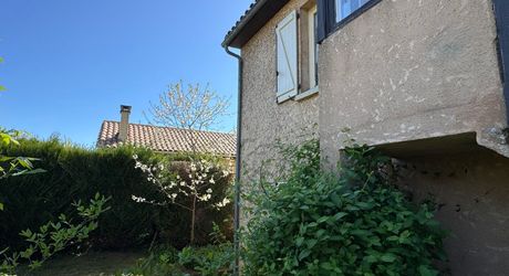 Investissement ou maison familiale dans un village du Périgord Noir avec toutes les commodités et proche de la Dordogne.