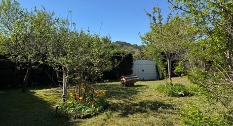 Investissement ou maison familiale dans un village du Périgord Noir avec toutes les commodités et proche de la Dordogne.