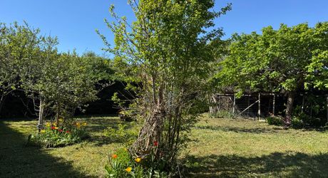 Investissement ou maison familiale dans un village du Périgord Noir avec toutes les commodités et proche de la Dordogne.