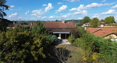 Investissement ou maison familiale dans un village du Périgord Noir avec toutes les commodités et proche de la Dordogne.