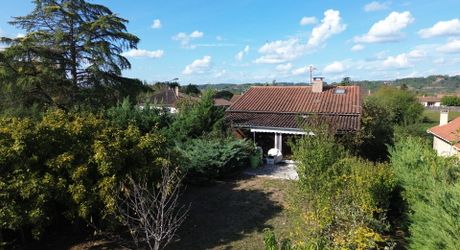 Investissement ou maison familiale dans un village du Périgord Noir avec toutes les commodités et proche de la Dordogne.