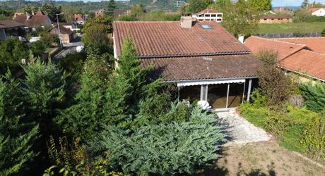 Investissement ou maison familiale dans un village du Périgord Noir avec toutes les commodités et proche de la Dordogne.