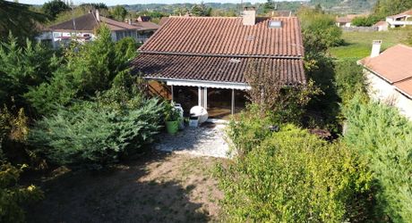 Investissement ou maison familiale dans un village du Périgord Noir avec toutes les commodités et proche de la Dordogne.