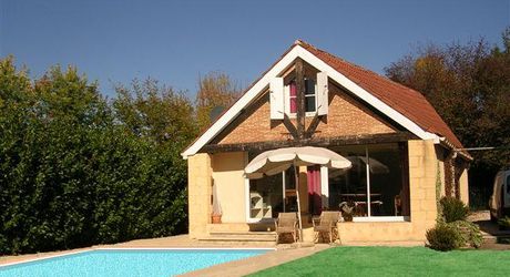 Maison ancienne à renover avec piscine, dépendance et terrain de 882m2 près des commerces