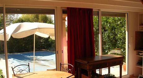 Maison ancienne à renover avec piscine, dépendance et terrain de 882m2 près des commerces