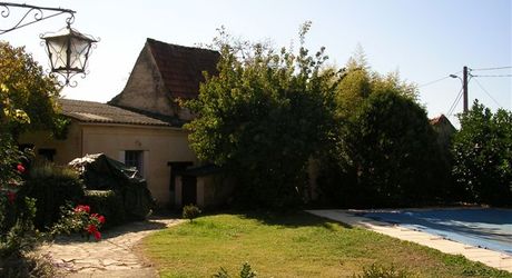 Maison ancienne à renover avec piscine, dépendance et terrain de 882m2 près des commerces