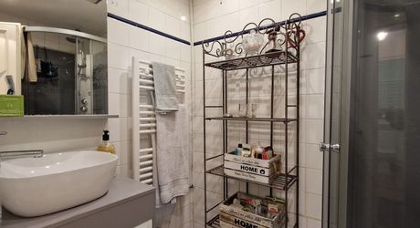 Cottage for renovation with swimming pool, outbuilding and 882m² of land near shops