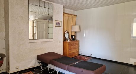 Cottage for renovation with swimming pool, outbuilding and 882m² of land near shops