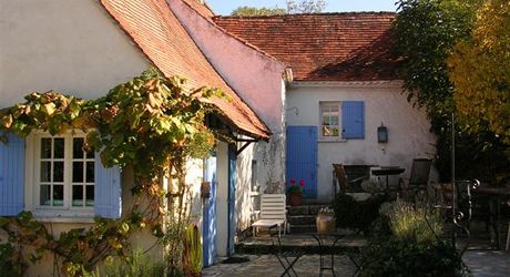 Maison ancienne à renover avec piscine, dépendance et terrain de 882m2 près des commerces