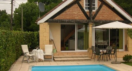 Maison ancienne à renover avec piscine, dépendance et terrain de 882m2 près des commerces