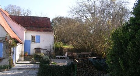 Maison ancienne à renover avec piscine, dépendance et terrain de 882m2 près des commerces