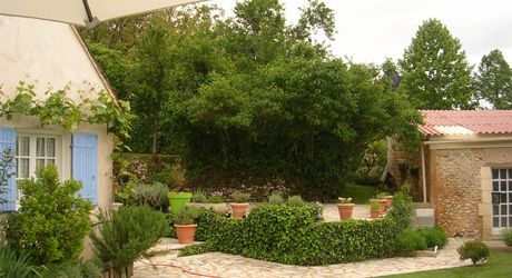 Maison ancienne à renover avec piscine, dépendance et terrain de 882m2 près des commerces