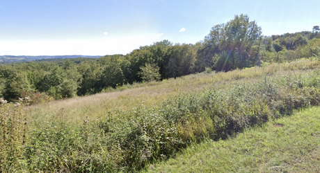 Terrain constructible 5892m2, sur les hauteurs d'un village, à proximité des commerces