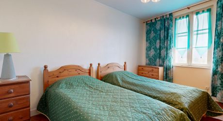 Ensemble immobilier de deux maisons mitoyennes avec terrasses