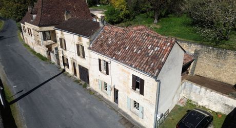 Ensemble immobilier de deux maisons mitoyennes avec terrasses