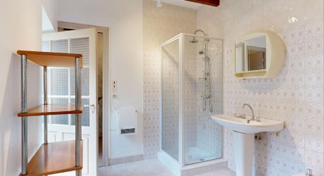 Ensemble immobilier de deux maisons mitoyennes avec terrasses