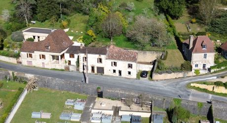 Ensemble immobilier de deux maisons mitoyennes avec terrasses