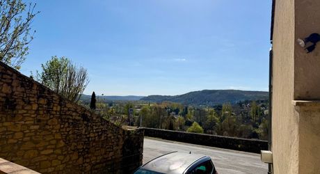Ensemble immobilier de deux maisons mitoyennes avec terrasses