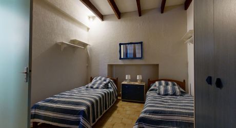 Ensemble immobilier de deux maisons mitoyennes avec terrasses