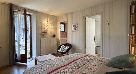 Il était une fois…un domaine secret en Périgord Noir Avec une maison principale, 2 chambres d’hôtes et 2 gîtes, proche des commodités.