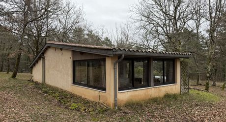 Il était une fois…un domaine secret en Périgord Noir Avec une maison principale, 2 chambres d’hôtes et 2 gîtes, proche des commodités.