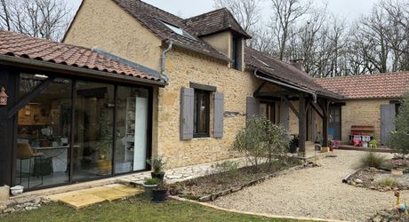 Il était une fois…un domaine secret en Périgord Noir Avec une maison principale, 2 chambres d’hôtes et 2 gîtes, proche des commodités.