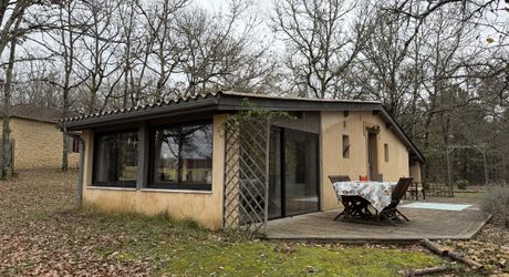 Il était une fois…un domaine secret en Périgord Noir Avec une maison principale, 2 chambres d’hôtes et 2 gîtes, proche des commodités.
