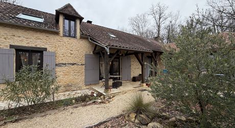Il était une fois…un domaine secret en Périgord Noir Avec une maison principale, 2 chambres d’hôtes et 2 gîtes, proche des commodités.