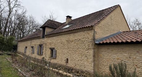 Il était une fois…un domaine secret en Périgord Noir Avec une maison principale, 2 chambres d’hôtes et 2 gîtes, proche des commodités.