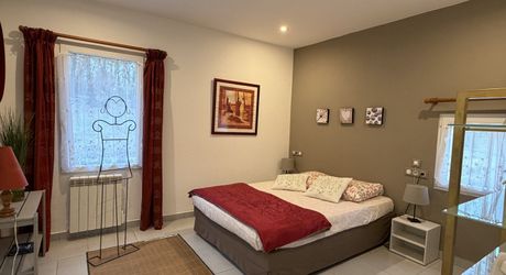 Il était une fois…un domaine secret en Périgord Noir Avec une maison principale, 2 chambres d’hôtes et 2 gîtes, proche des commodités.