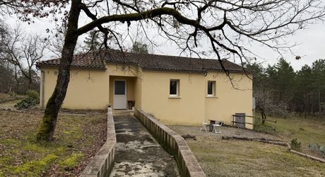 Il était une fois…un domaine secret en Périgord Noir Avec une maison principale, 2 chambres d’hôtes et 2 gîtes, proche des commodités.