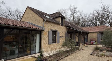 Il était une fois…un domaine secret en Périgord Noir Avec une maison principale, 2 chambres d’hôtes et 2 gîtes, proche des commodités.