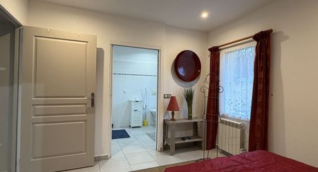 Il était une fois…un domaine secret en Périgord Noir Avec une maison principale, 2 chambres d’hôtes et 2 gîtes, proche des commodités.