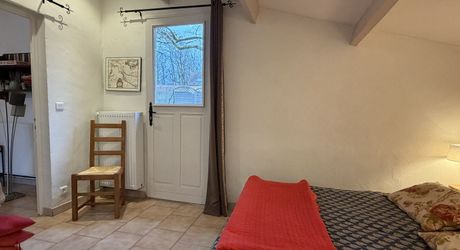 Il était une fois…un domaine secret en Périgord Noir Avec une maison principale, 2 chambres d’hôtes et 2 gîtes, proche des commodités.