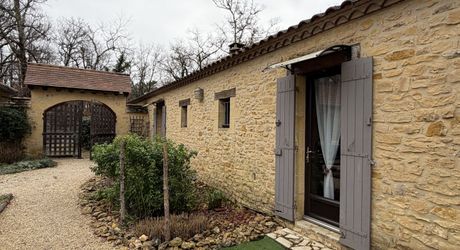 Il était une fois…un domaine secret en Périgord Noir Avec une maison principale, 2 chambres d’hôtes et 2 gîtes, proche des commodités.