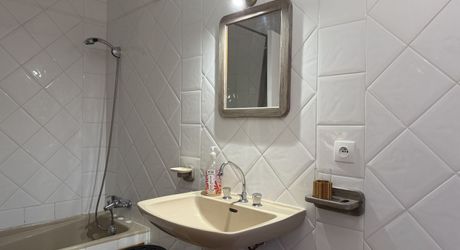 Il était une fois…un domaine secret en Périgord Noir Avec une maison principale, 2 chambres d’hôtes et 2 gîtes, proche des commodités.