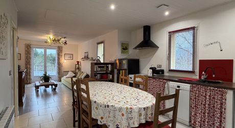 Il était une fois…un domaine secret en Périgord Noir Avec une maison principale, 2 chambres d’hôtes et 2 gîtes, proche des commodités.