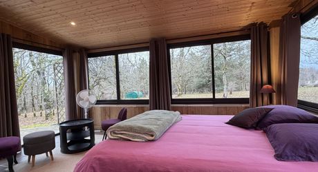 Il était une fois…un domaine secret en Périgord Noir Avec une maison principale, 2 chambres d’hôtes et 2 gîtes, proche des commodités.