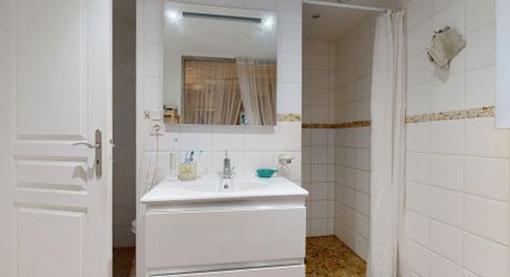 Il était une fois…un domaine secret en Périgord Noir Avec une maison principale, 2 chambres d’hôtes et 2 gîtes, proche des commodités.